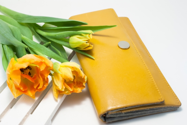 黄色の花と財布